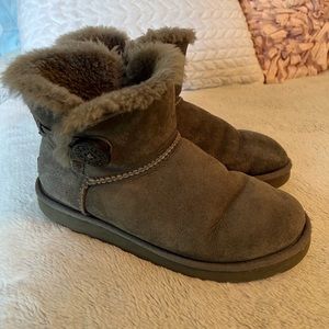 gray ugg boots